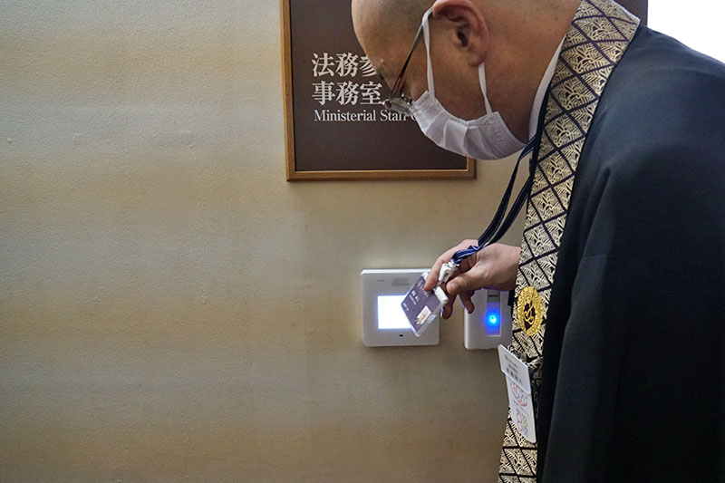 事務室には入室管理システムが導入されている
