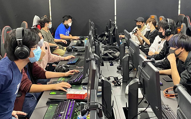 eスポーツの授業をおこなっている様子 （▲出典：大阪アニメ・声優&eスポーツ専門学校-Twitter）