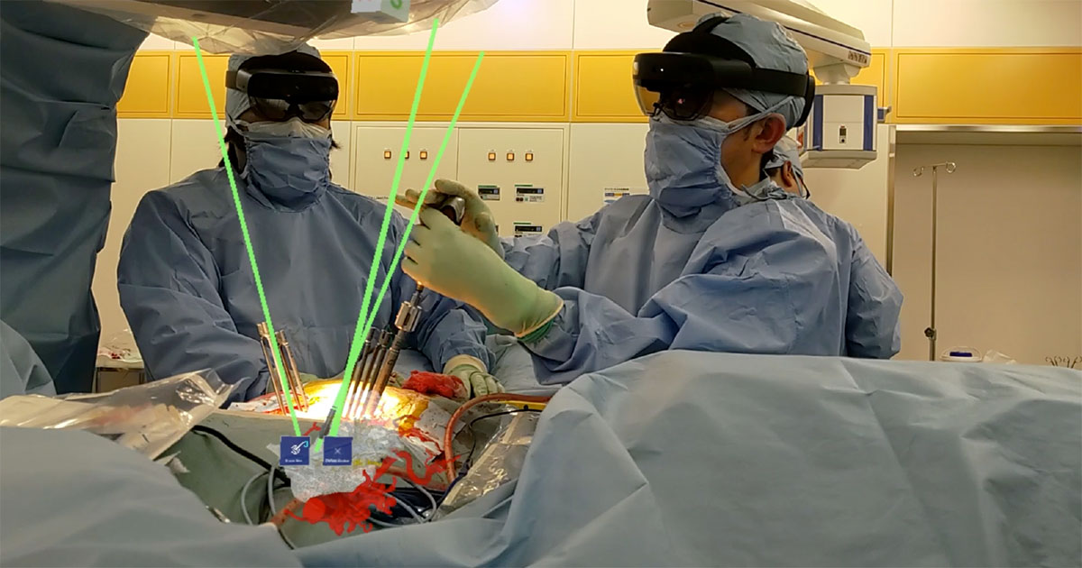 （Holoeyesを使った手術の様子）