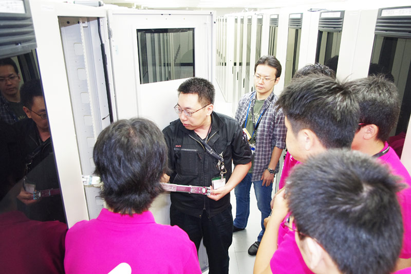 初めてデータセンター内のサーバールームを見学