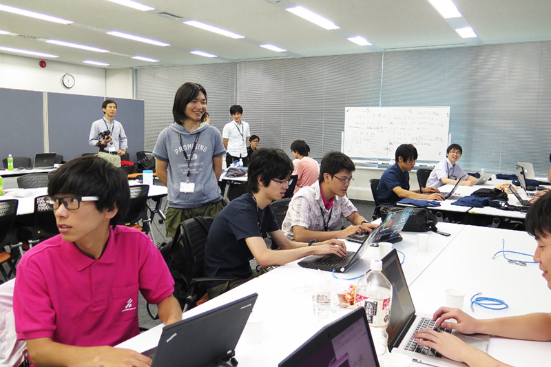 なかなか解決できない（お手上げ状態の）インターン生を見かねて、当社社員がアドバイス。