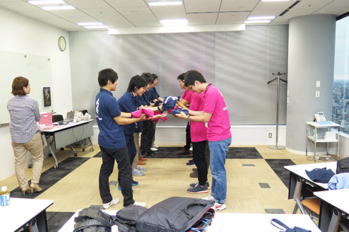 なぜか、両チームでユニフォーム（ポロシャツ）交換。