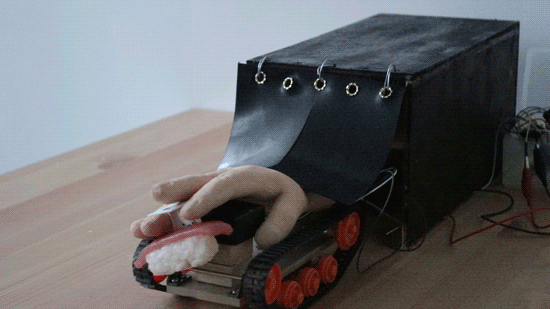 マグロを持ってでてきた