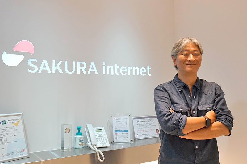 さくらインターネットのロゴ前で写真を取りました。