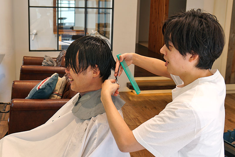 髪を切りながらの対談