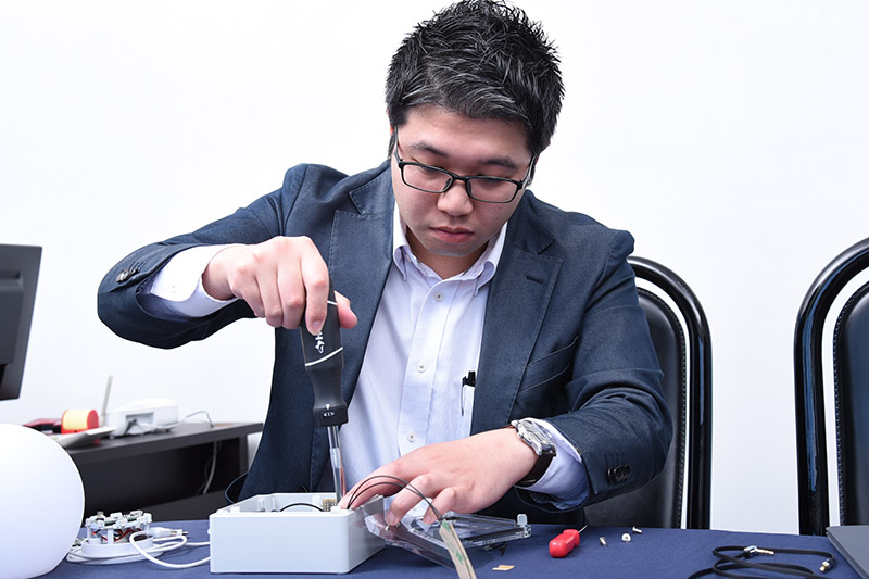 手慣れた手つきでプロトタイプを解体する森田氏