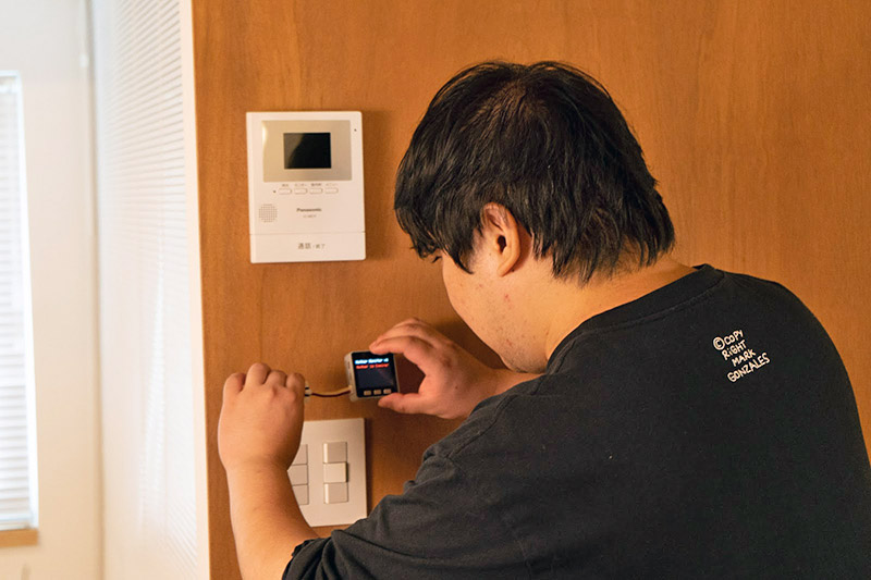 デバイスを設置するニシダさん