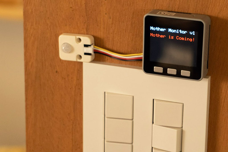 「Mother is coming!」お母さんが部屋に近づくと、デバイスを通じてLINEに通知がくる仕組みです