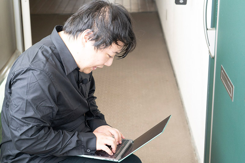 カチャカチャとパソコンで何かをしています。