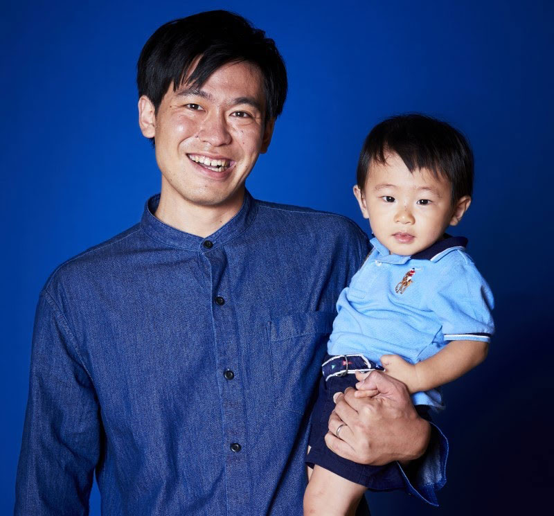 (コーポレートサイトのメンバー写真にもお子さんとの写真が掲載されている)