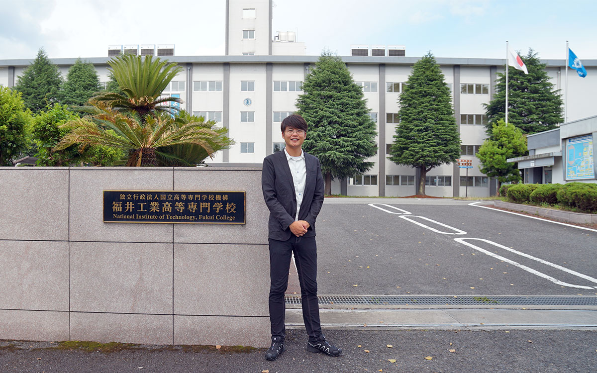 撮影時のみ、マスクを外しています