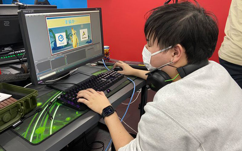 eスポーツ大会の配信をおこなっている学生の様子  (▲出典:大阪アニメ・声優&eスポーツ専門学校-Twitter)