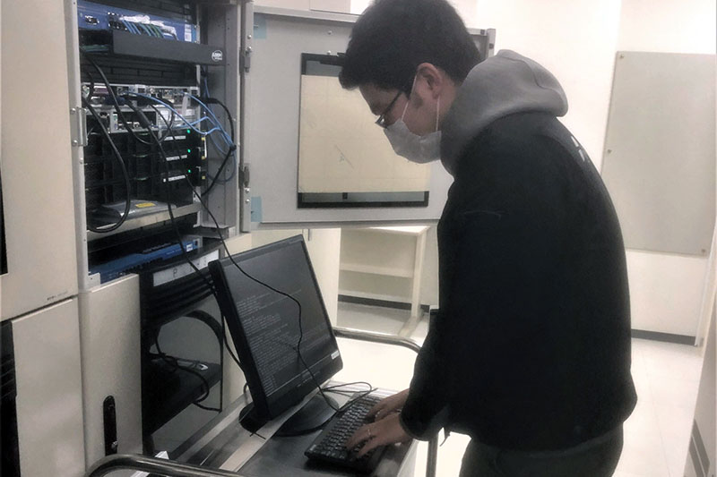 さくらインターネットのデータセンターで業務をする神戸さん