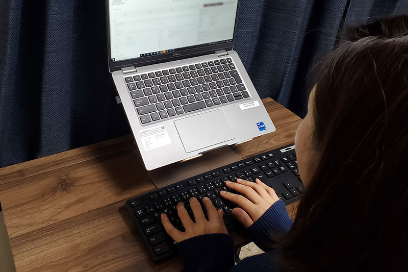 自宅で業務をする平野さん