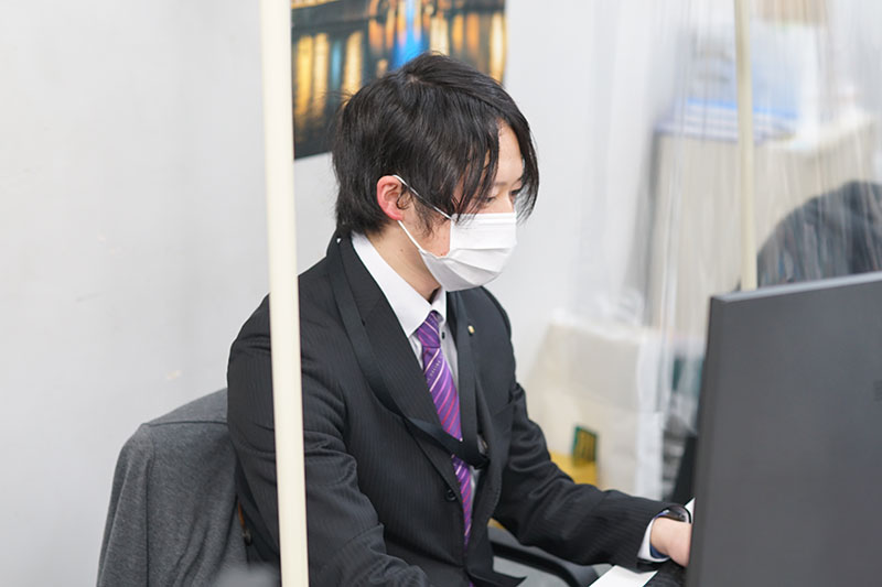 ロイヤルホテルのオフィスで業務する伏見さん