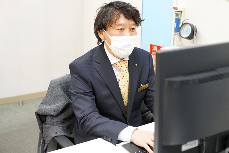 ロイヤルホテルのオフィスで業務する芳浦さん