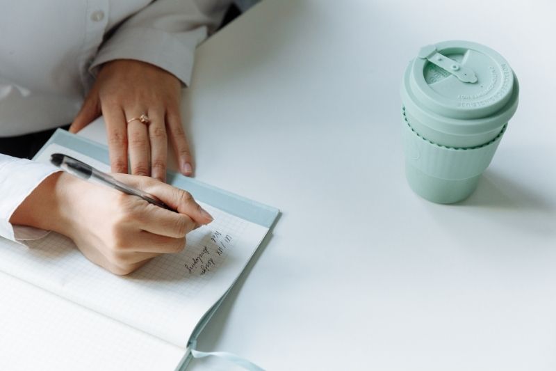 ノートになにか書いている画像