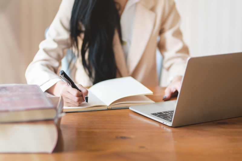 執筆中の女性の画像