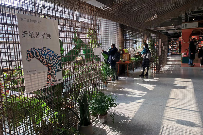 自撮り好きの中国人が集まるインパクト系の大型書店