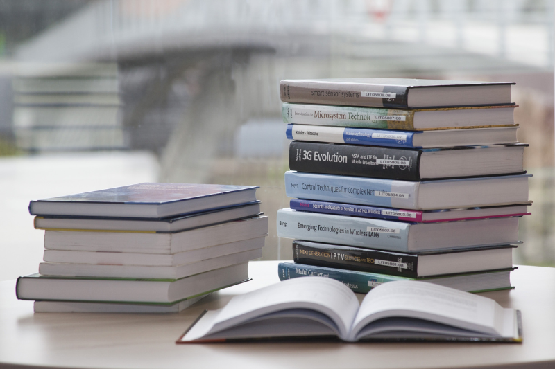 積まれた本の写真