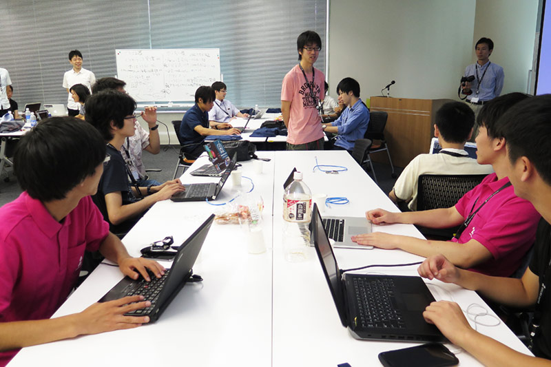 なかなか解決できない(お手上げ状態の)インターン生を見かねて、当社社員がアドバイス。