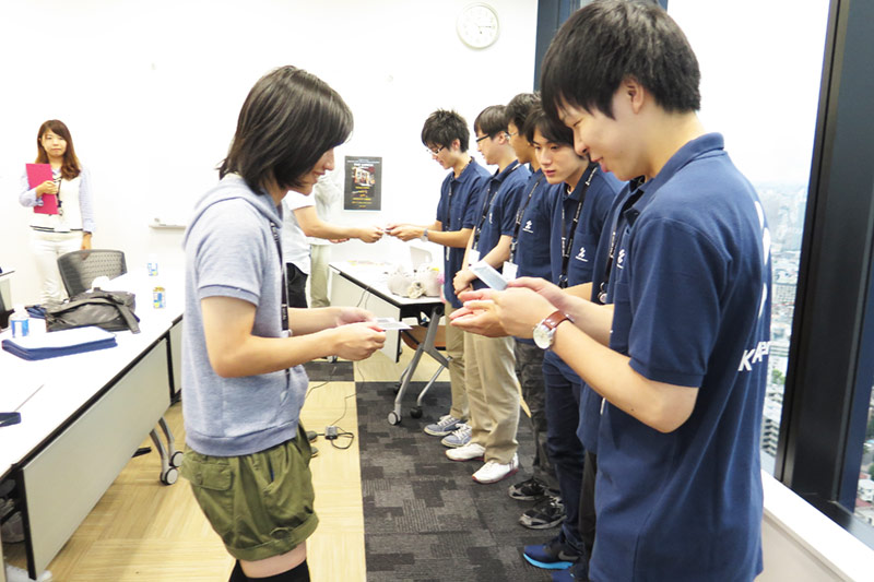 サマーインターンシップ 2015のオリジナルステッカーを贈呈。