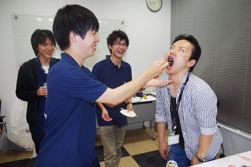 インターン生より、お世話になった当社社員に「はいあ~ん」