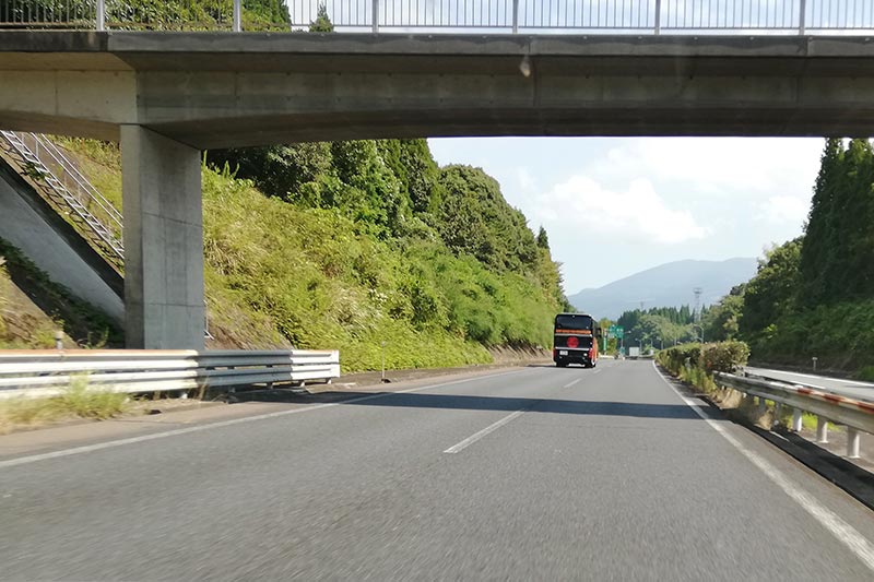 新日本プロレスのバスが追い越していった