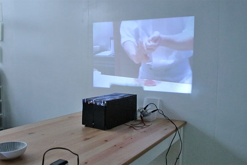 お寿司を握ってくれています