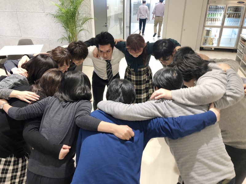 Boot Camp初日に無理やり円陣を組まされて戸惑う生徒たち