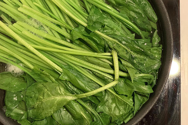 ↑突然ですが、例のホウレンソウを調理していきますね。