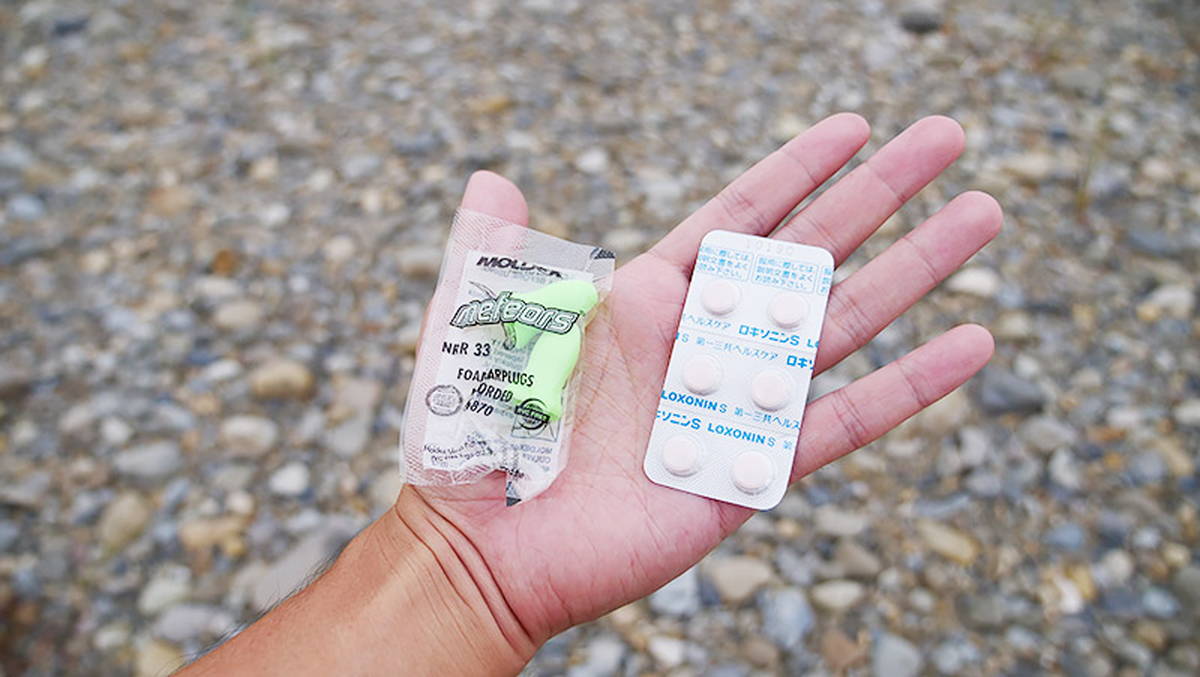 耳栓と解熱鎮痛剤