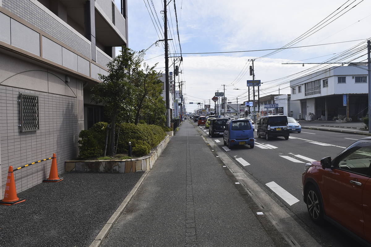 真っすぐな道路をただただ歩く