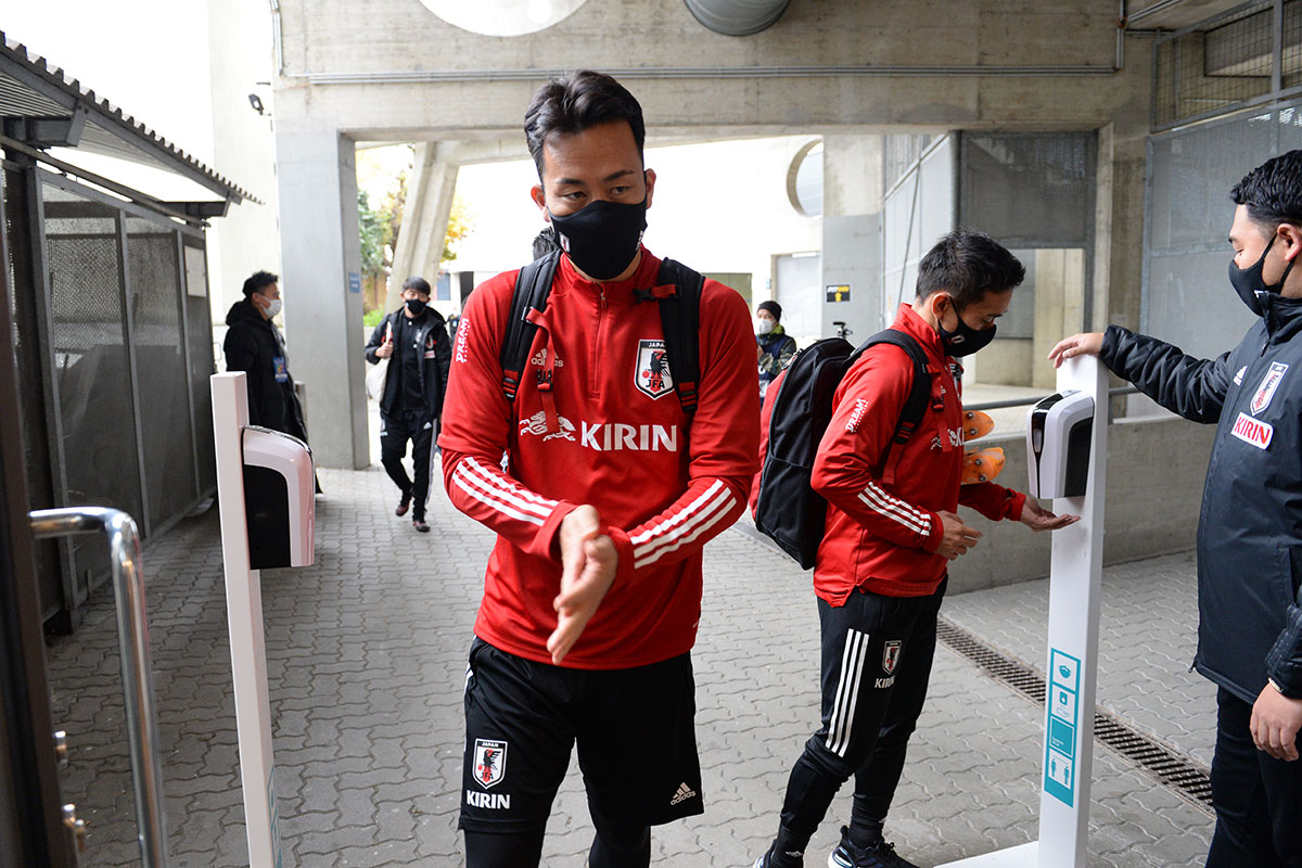 手指の消毒をする吉田麻也選手