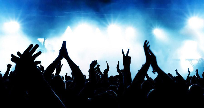 例えるなら、ライブで言う関係者席（＝Followed by the speakers）と一般販売席（＝Other in the room）のような位置関係