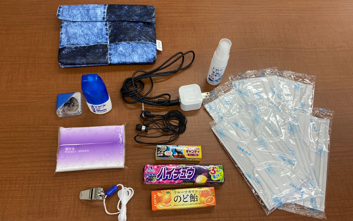 除菌、マスク、充電器、イヤホン、携帯食、のど飴、点鼻薬、目薬、ティッシュ、笛