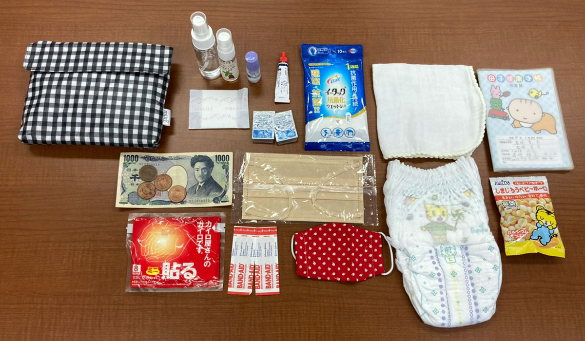 母子手帳、おやつ、ガーゼ、オムツ、マスク、アルコールスプレー、ウェットティッシュ、絆創膏、カイロ、ライナー、コンタクト、目薬、お金、ハッカスプレー、塗り薬