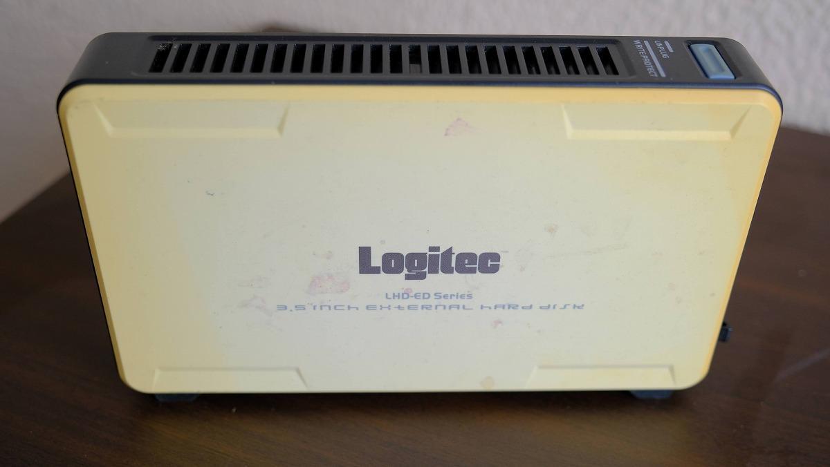 筆者私物の外付けハードディスクドライブ。当時はポータブル型より電源をつなぐ大きいものが主流。いつの間にか動きが悪くなるのもあるあるだ
