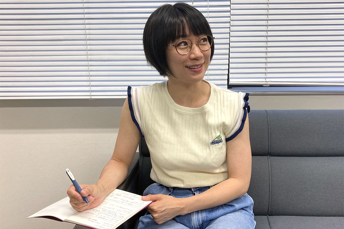 取材する時東ぁみさん