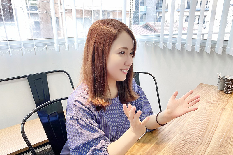インタビューを受ける福原香織さんの写真