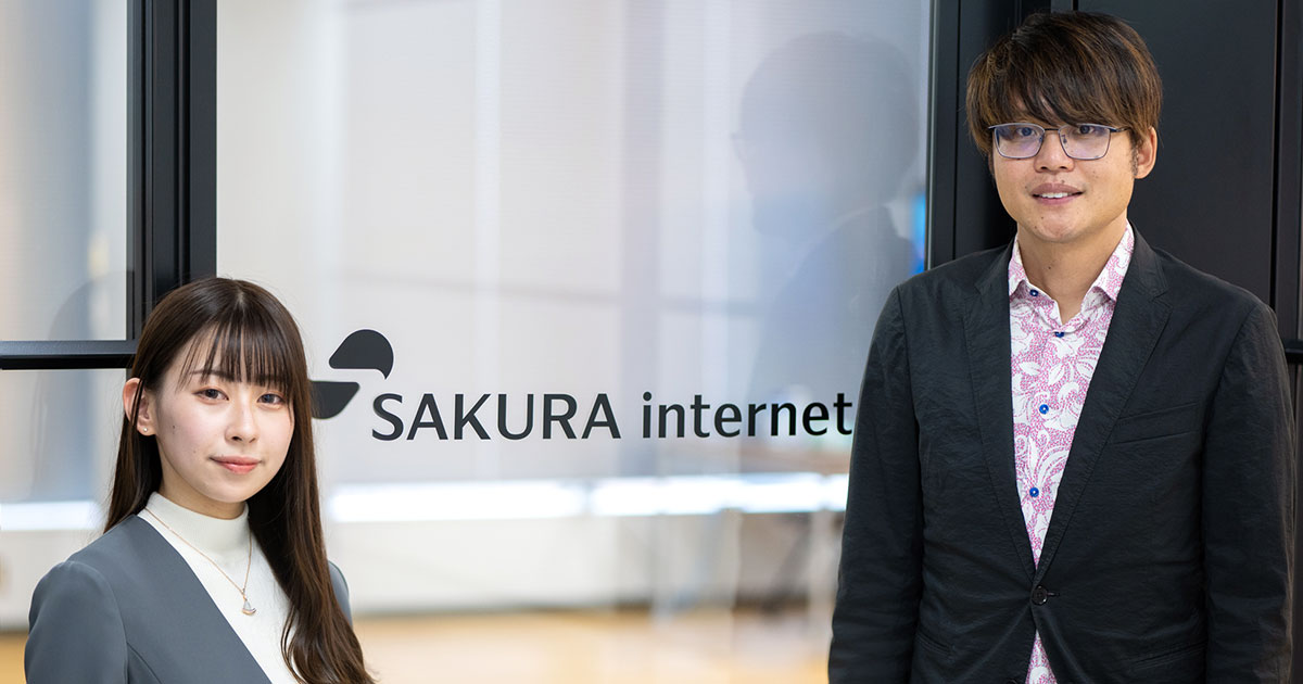 さくらインターネット 代表取締役 田中邦裕（右）  ガバメント推進室 室長 小松  沙羅（左）