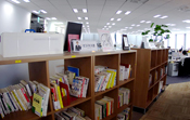 ビジネス書から専門書、雑誌まで幅広いラインナップの社内図書。