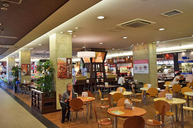 かなり広いフードコート