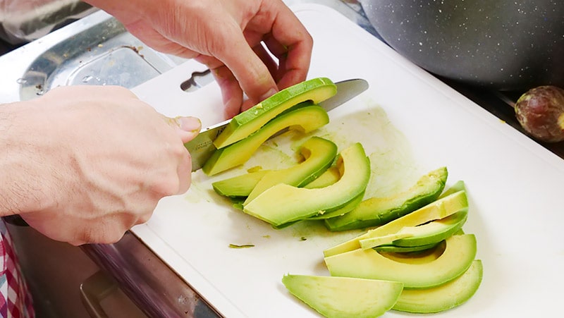アボカドを切って、