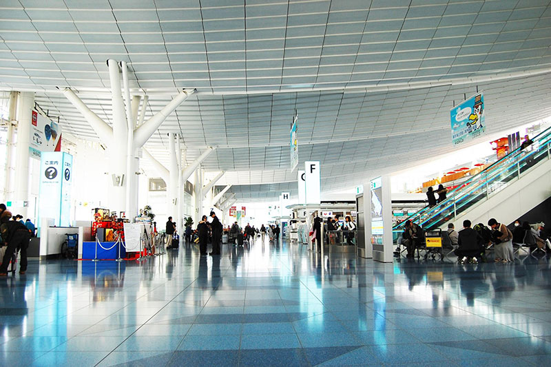 空港では、社長が革靴を社員たちに飛ばす