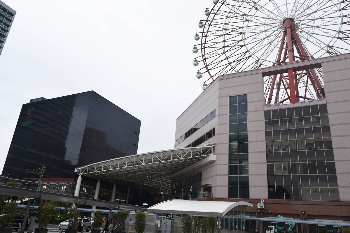 駅に観覧車がある