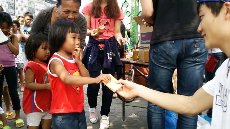 ストリートチルドレンの子どもたちに給食活動をしている様子