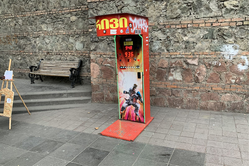 インターネットにはすべての「答え」があるが、「疑問」は与えてくれない(異国のパンチングマシーンに寄せて)