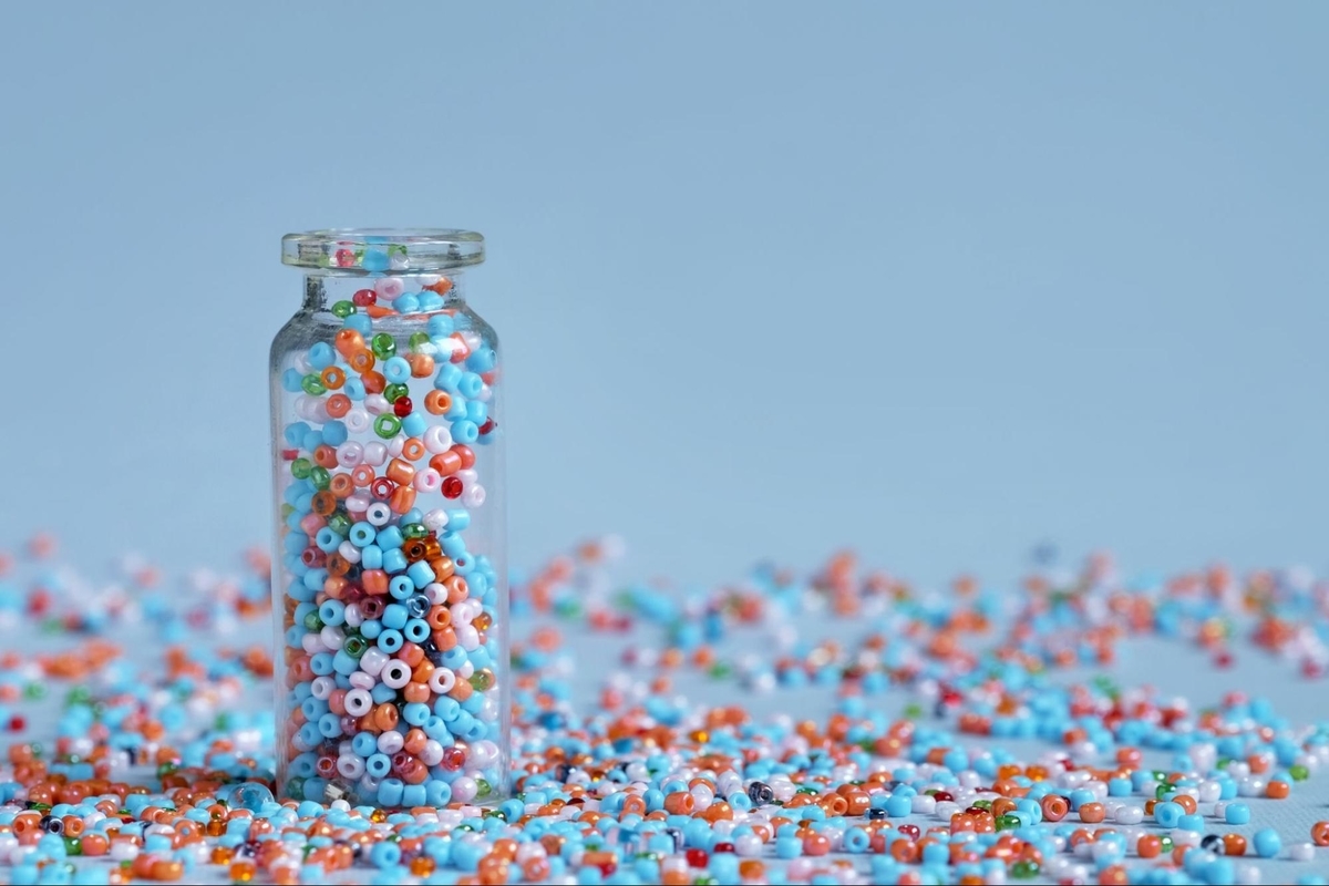 色違いのビーズが一つのビンに入っている