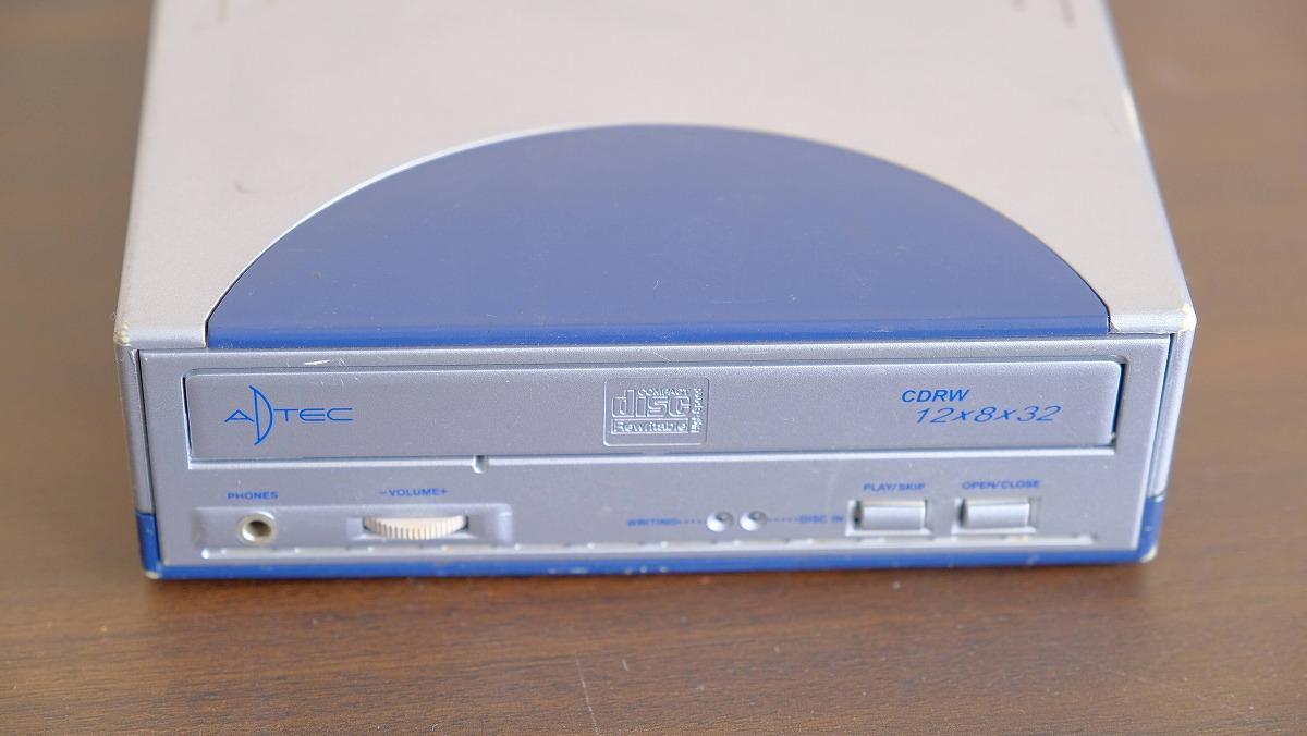 筆者私物のCD-ROMなどの読み書きができるドライブ。別途電源の必要なタイプが多かった